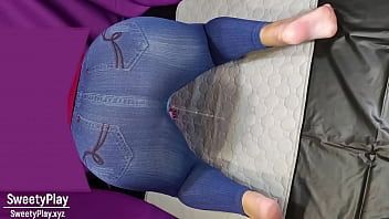 Redare Cul mare în blugi care se pisează cu vibrator