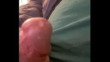 Odtwórz Obrzeżam, powoli głaszcząc mojego dużego, nieobciętego kutasa, a przed nim płynie pyszna sperma