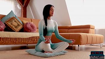 Reproduzir Petite asiática milf Chloe Rose fazendo ioga e se despe para o playboy