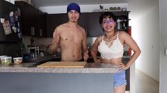 Afspelen Latina Food Orgy: Veronika Boss & Henry Marquez in een ondeugende kerst pijpbeurt extravaganza