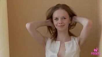 Jouer Brunette étudiante marguerite jouit après avoir écarté ses jambes et s'être masturbée!