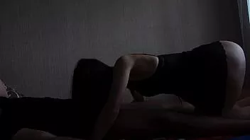 Odtwórz Nienasycona dziewczyna robi loda przyjacielowi swojego męża i siada tyłkiem na jego kutasie - 4k