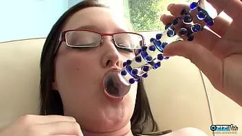 play Após a masturbação solo, a garota nerd de óculos mostrou o quão bem ela monta um pau