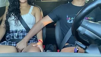 Jouer Une passagère excitée monte dans un Uber sans culotte et le conducteur ne peut pas lui résister