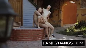 Jouer Familybangs.com - Une fille brune a commencé à avoir le béguin pour son demi-frère en forme, Judy Jolie, Codey Steele