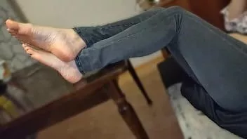 play Echtes Sexvideo: Ich lasse seinen kleinen Schwanz an meinen dreckigen, stinkenden Füßen reiben