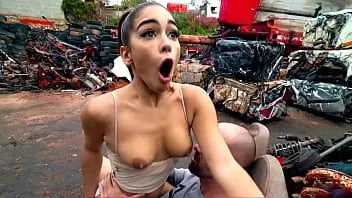 play Adolescente en forma caliente se la follan en su botín en el cruce de chatarra - porno anal adolescente