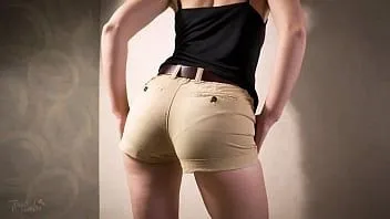 play Una teenager amatoriale in pantaloncini attillati stuzzica la linea visibile delle mutandine