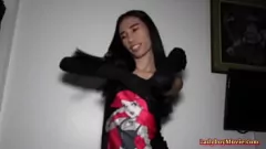 Oynat Adam Asyalı Transeksüel Namwarn'a Oral Seks ve Anal Verir