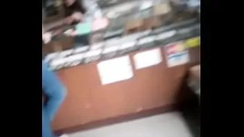 Putar Chico ca girl menjadi gila saat berjalan dengan milf
