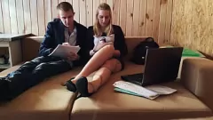 Odtwórz Nauczyciel z wielkim kutasem pomaga w odrabianiu zadań domowych i rucha ciasną cipkę studentki