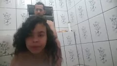 Jouer Teen Nympho Jully me provoque pendant que je prends une douche, baise sa chatte humide et elle a apprécié