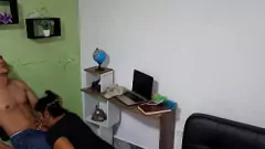 play Latina Milf kommt spät zur Arbeit und macht es mit einem heißen Blowjob wieder wett