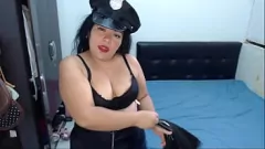 Redare Curvy latina polițist îl pedepsește pe băiatul obraznic cu spanking și închinare la picior