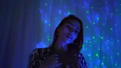 تشغيل Big Latina Yaira تصبح عارية وتفرك جسدها المتعرج