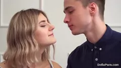 播放 感性的处女女孩伸展她紧致的阴户，在硬核虚拟现实中体验摘花