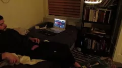 Odtwórz Gorący para facet intensywnie masturbuje się swoim wielkim kutasem podczas napalonej sesji terapii seksualnej