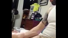 Riproduci Un enorme ragazzo bianco tatuato si accarezza il grosso cazzo sulla figa tascabile in una sessione di masturbazione da solista