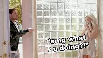 播放 泰勒尼克松正在偷看可爱的年轻继妹艾尔莎琼，而她正在洗澡，她似乎并不介意，因为她狼吞虎咽地吃着他的公鸡 pov 风格